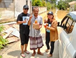 Relawan Basri-Chusnul Bantu Korban Banjir. Warga: “Terima Kasih, Titip Salam Buat Pak Basri Dan Pak Haji.”