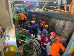 KM Dharma Kartika IX Miring di Pelabuhan Semayang, Wakapolda Kaltim Tinjau Evakuasi Korban